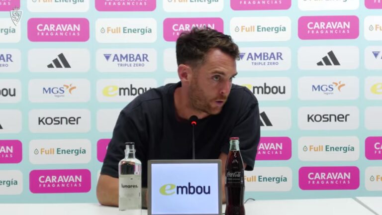 Fotograma de la rueda de prensa de Ibai Gómez sobre las molestias en la espalda de Ander Herrera